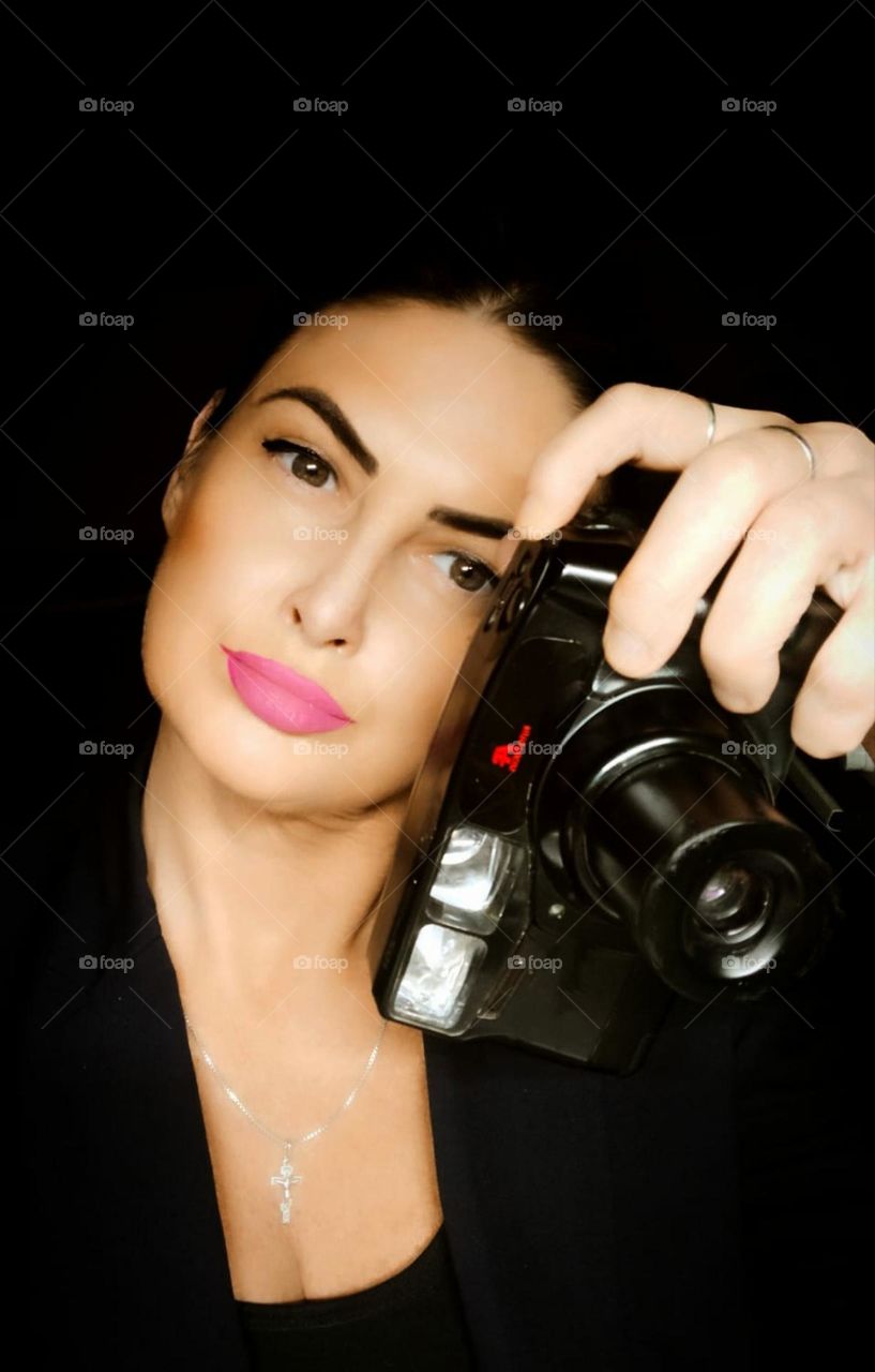 Woman in black and fotocamera