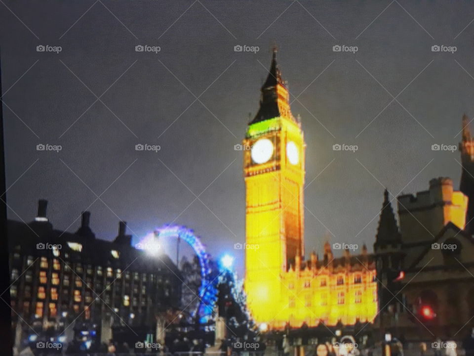 Cidade noturna amarelo e azul  no fundo