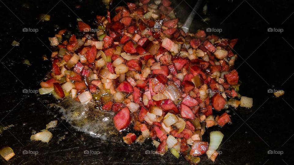 Frituras na chapa, com bacon e calabresa.