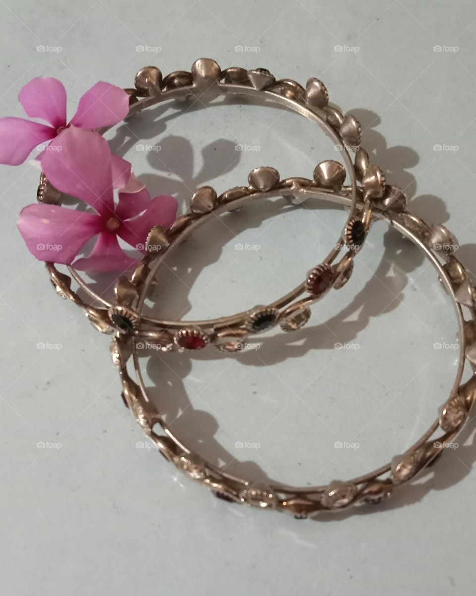 A beautiful bangles is in 🔴⭕ shape decorated with beautiful pink flowers 🌺