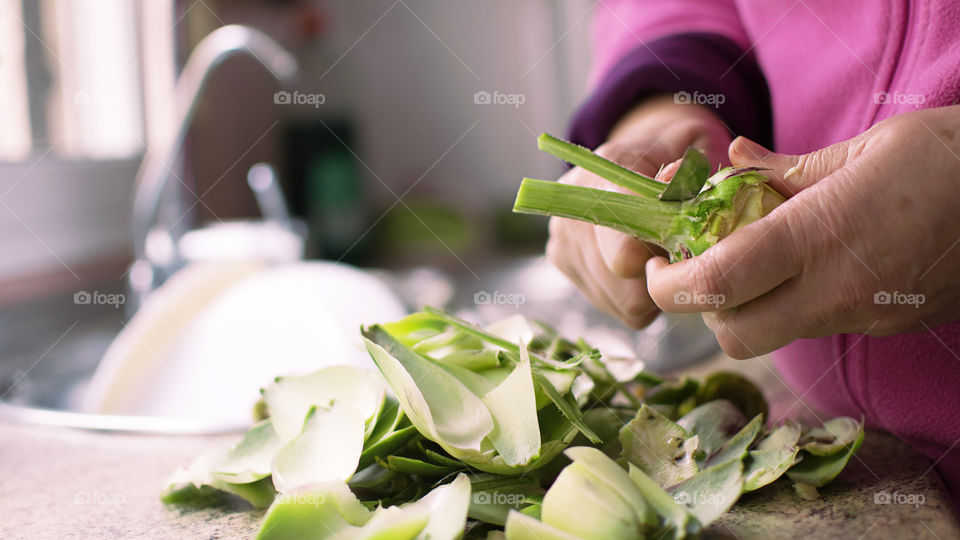 Peeling off artichokes at home