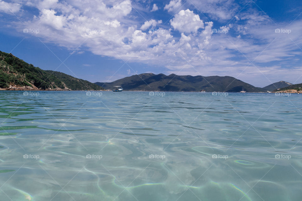 Praia com paisagem linda e fantástica no Brasil, na região do Lagos no Rio de Janeiro, em Búzios. Uma ilha incrível de conhecer!