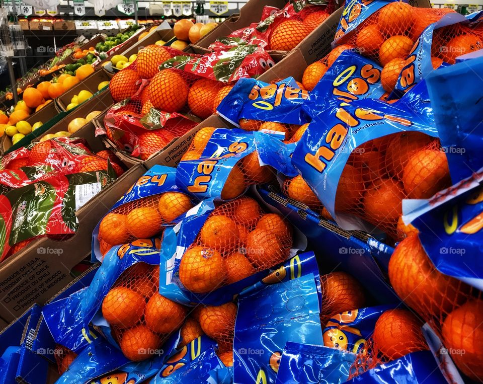 Halos. Oranges. Shopping. Super market. 