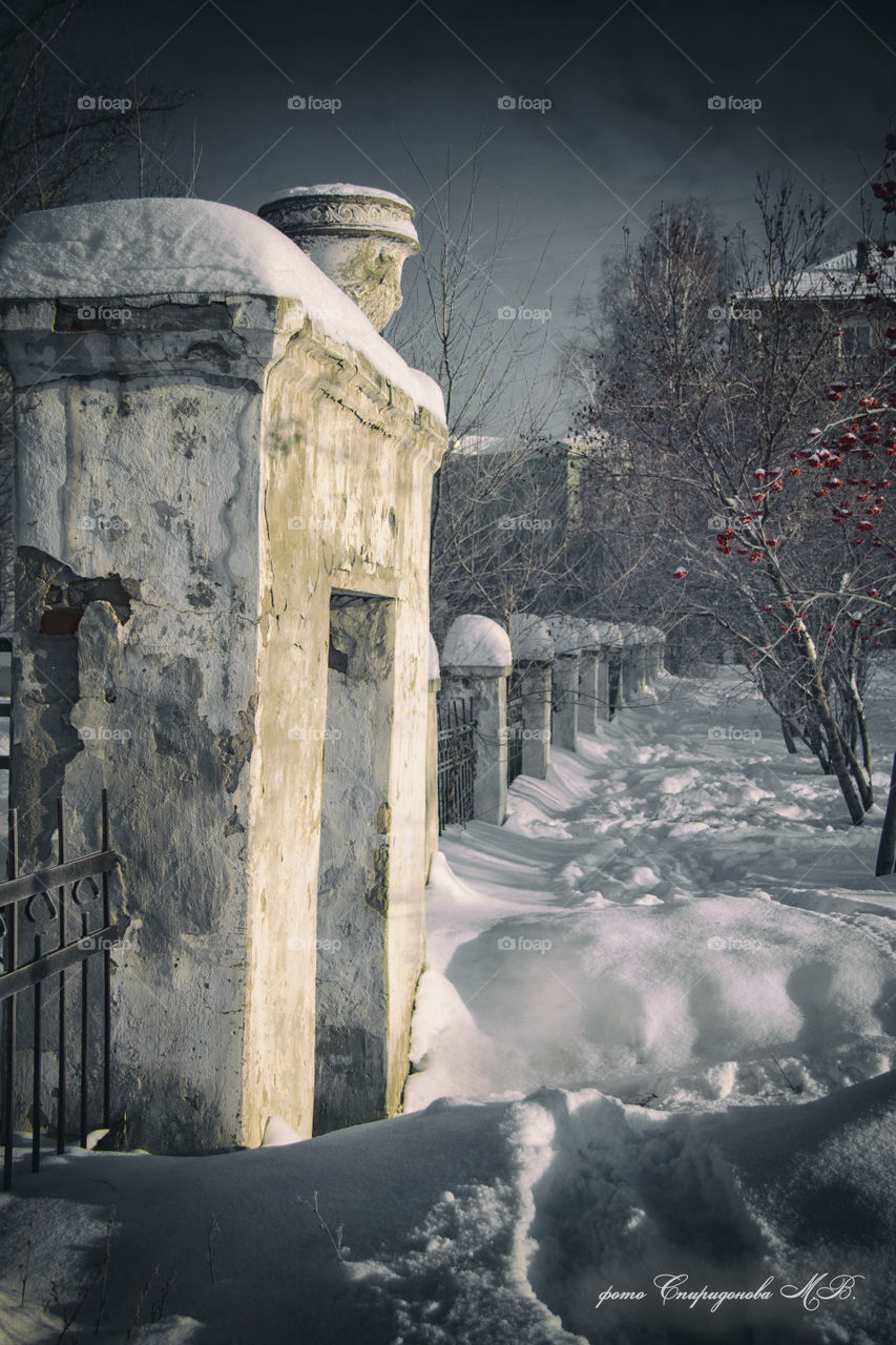 Старый сквер зимой в Сибири