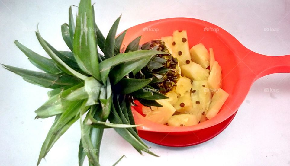 cut up bowl of 🍍 pineapples