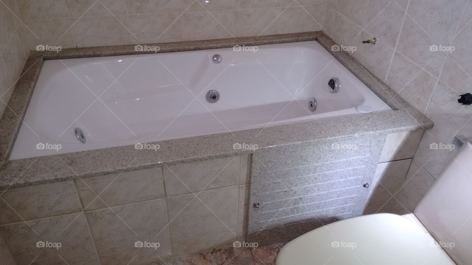 banheira borda de granito branco