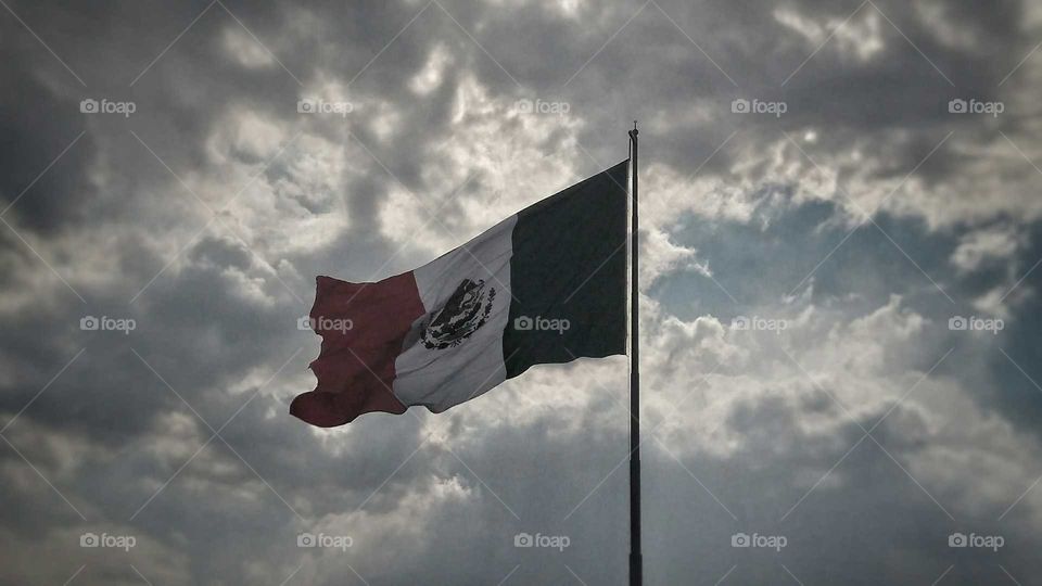 México

esta es la foto de la bandera de mexico. Esta está ubicada en la plancha del Zócalo la foto fue tomada con un celular Motorola G4 play y retocada con el mismo.