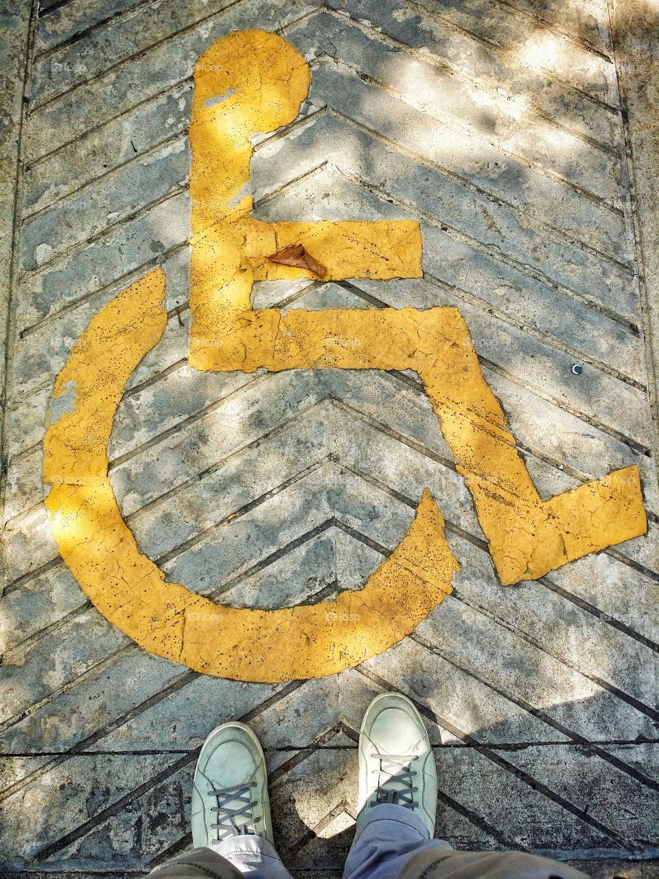 Channel for people with disabilities in order to facilitate travel.