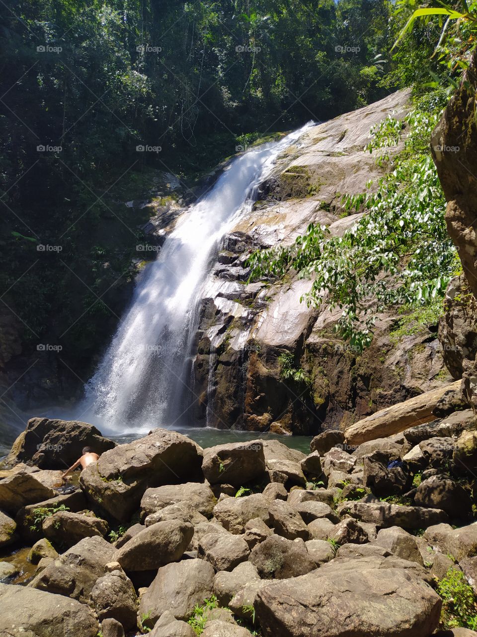 Cachoeira linda em litoral norte brasileiro.