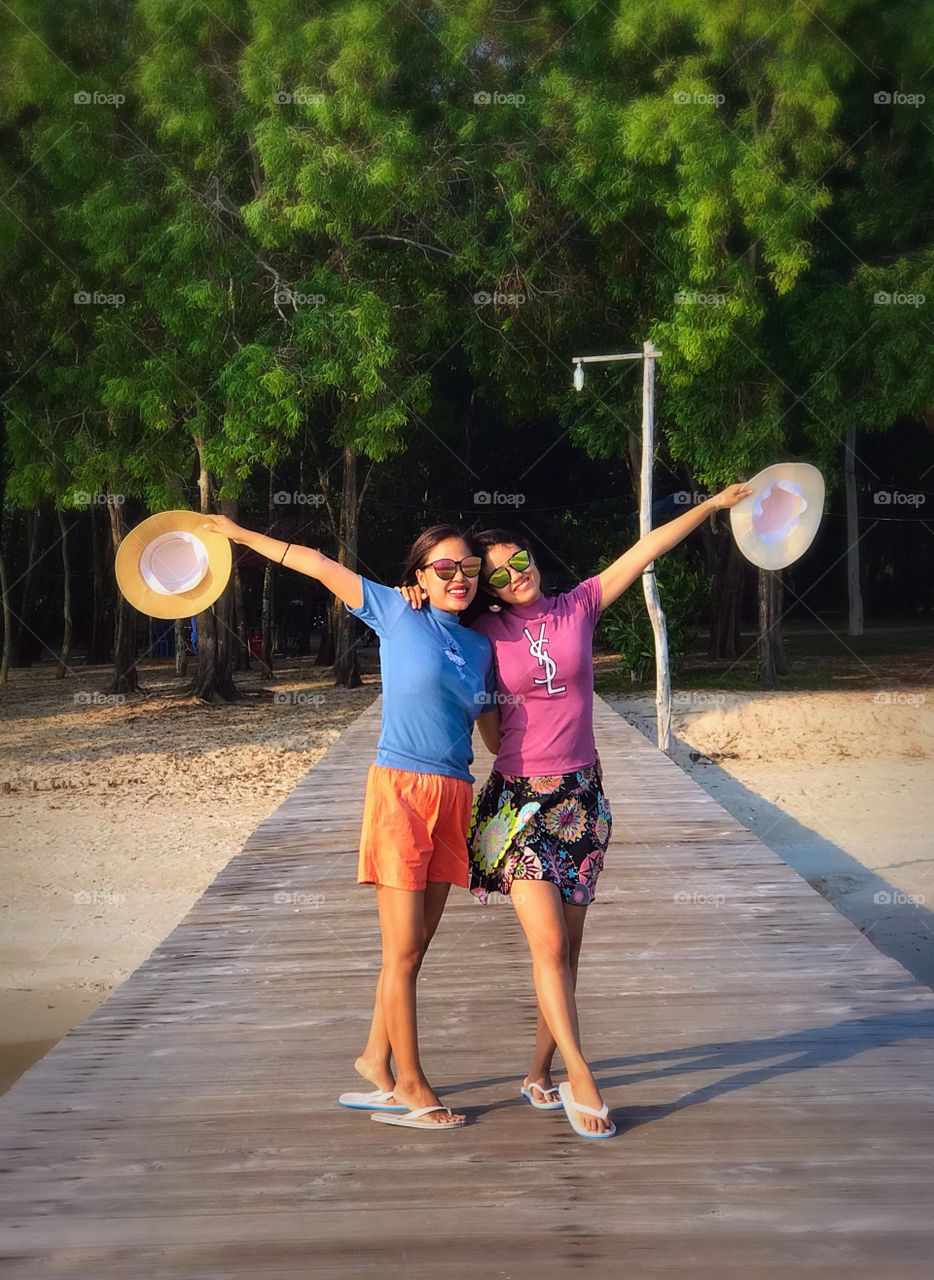 It is the best moment when you are on the holiday with your best friend, dress up in the same style, be independent and do what we love to do together at the beach with the beautiful green forest. What is that good day! 