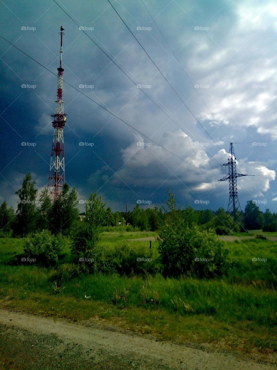 Photo of clouds before a thunderstorm in the middle of a field