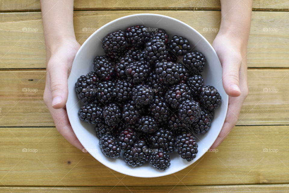 A bowl of fresh blackberries 