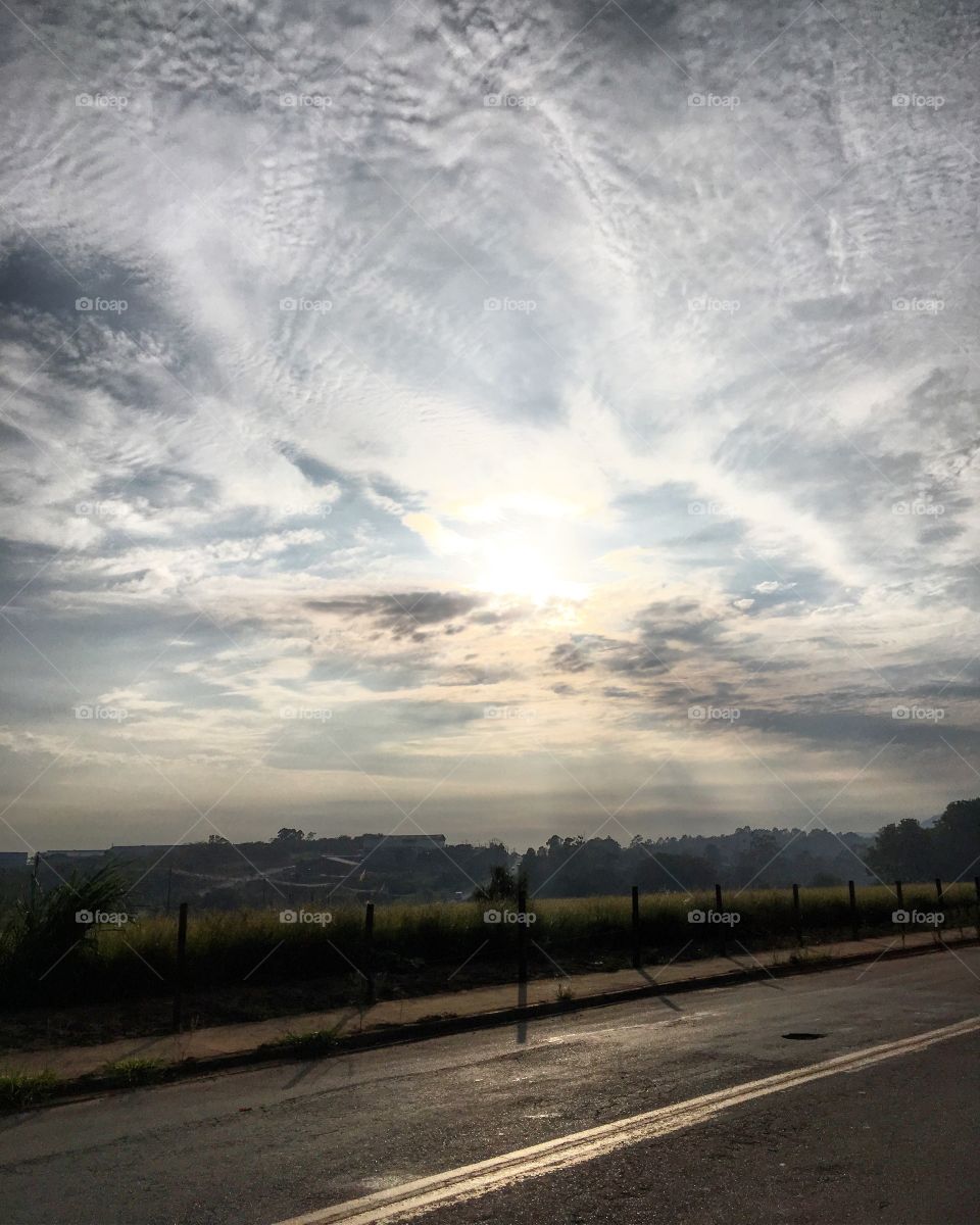 07h30 - o #sol está tentando vencer as #nuvens que repentinamente apareceram. 
Ué, cada o #céu azul e colorido que tínhamos faz pouco tempo?
⛅️ 
#amanhecer #natureza #fotografia #paisagem #landscapes #Jundiaí #AmoJundiaí 
#FotografiaÉNossoHobby