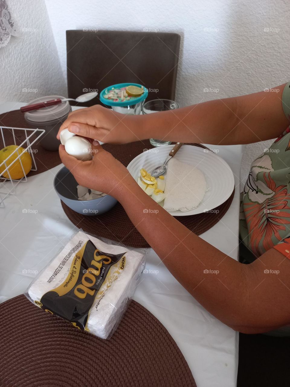 O que fazer para a casca do ovo não grudar? Coloque  uma colher de vinagre sobre a água e os ovos. Cubra a panela  com a tampa e deixe descansar na água quente por quinzes minutos. O vinagre ajudará a deixar  os ovos mais fáceis de serem descascados