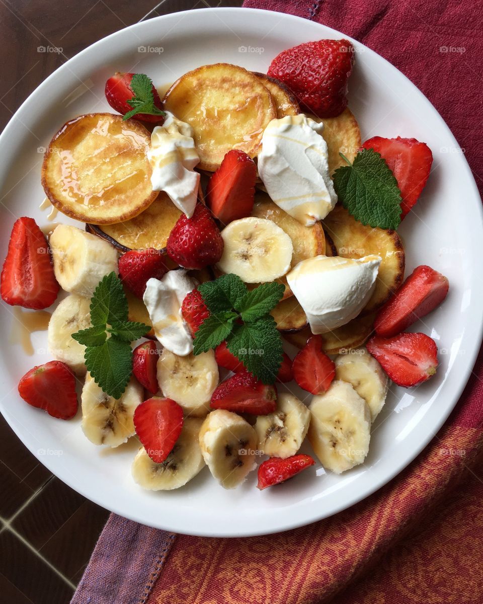 Pancakes with strawberries and bananas 