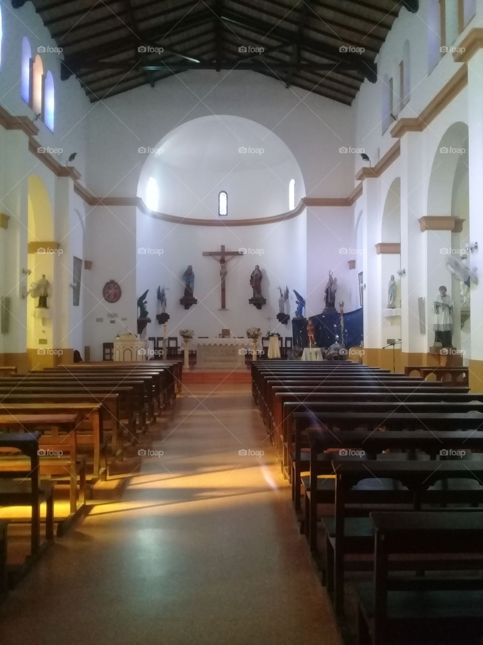 interior de una capilla de pueblo.  General Rodríguez, provincia de Buenos Aires.  Argentina