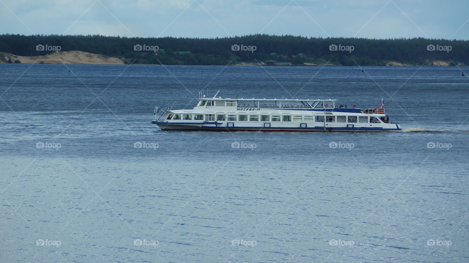 корабль на реке