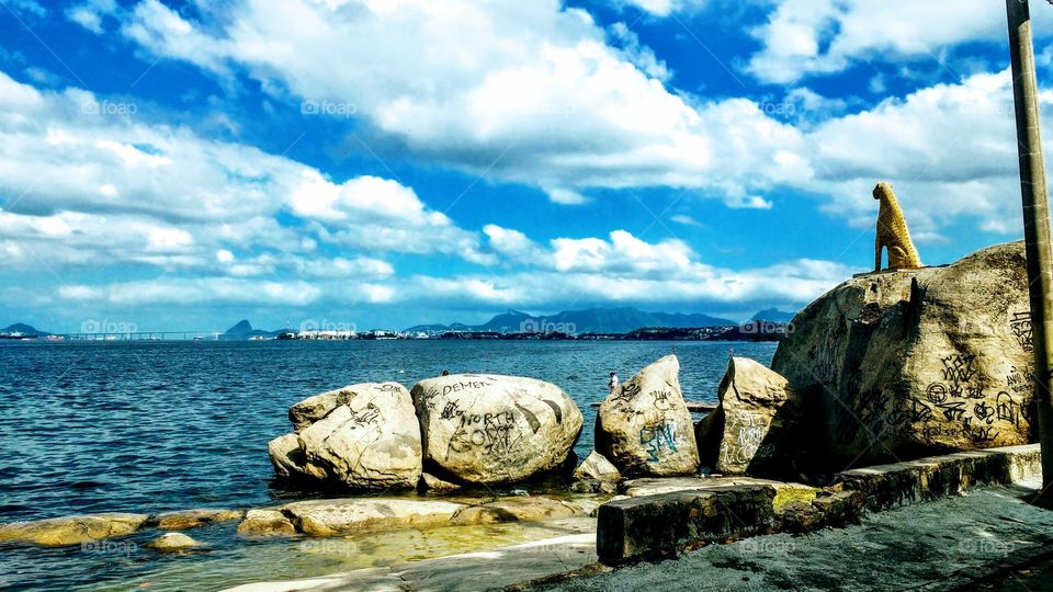 Céu azul, mar calmo, Pão de Açúcar, Ponte Rio-Niterói, Cristo Redentor e a pedra da onça.