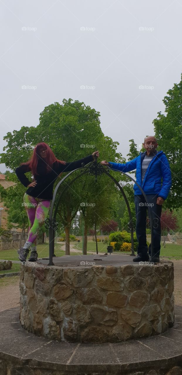 Hay almas que decaen como un atardecer si la luz la sorprende...