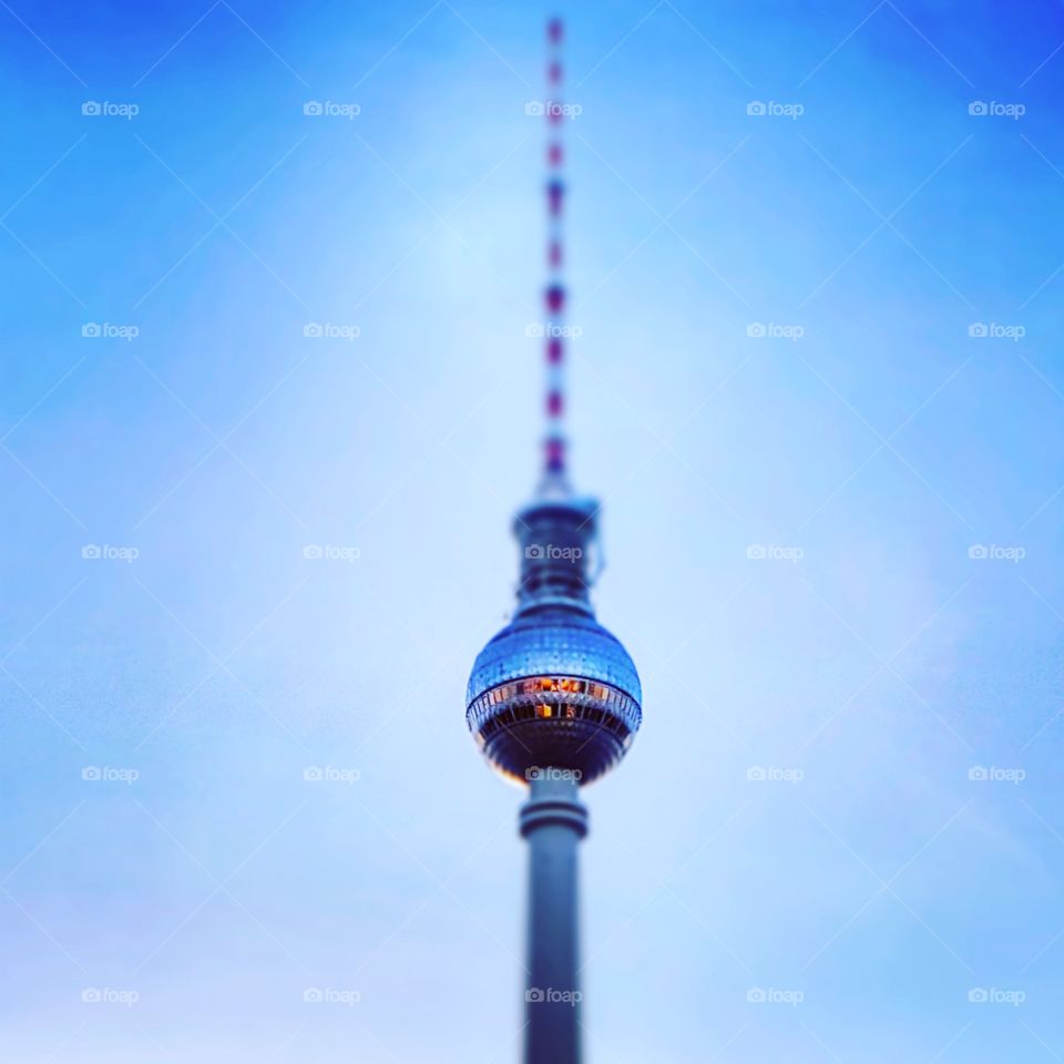 Fernsehturm in Berlin unter strahlend blauem Himmel.