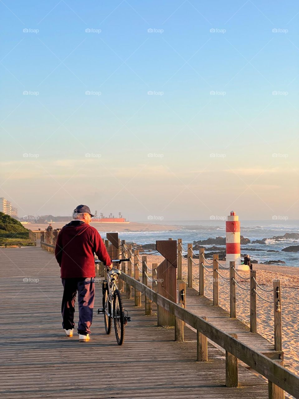 Man and bike alone in the beach