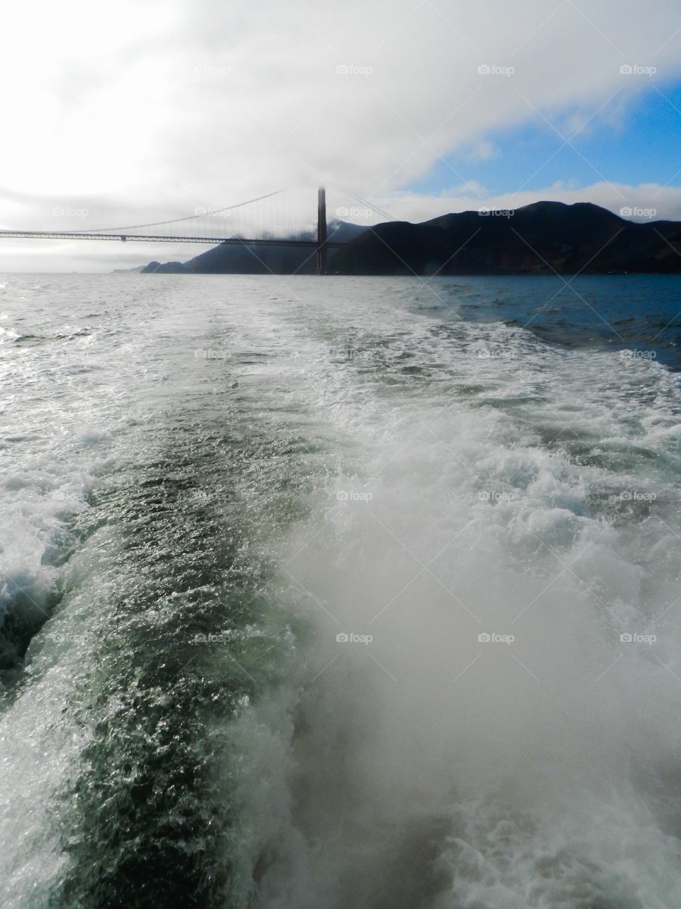 Ocean wave and Golden Gate Bridge 