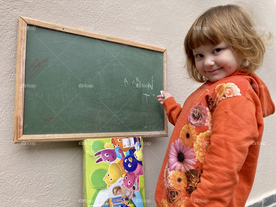 Is there anything sweeter, more pure and inspiring than playing school with your kids?
My little Estelinha loves this fun! / Tem coisa mais doce, pura e inspiradora do que brincar de escolinha com os filhos?
Minha Estelinha ama essa diversão!