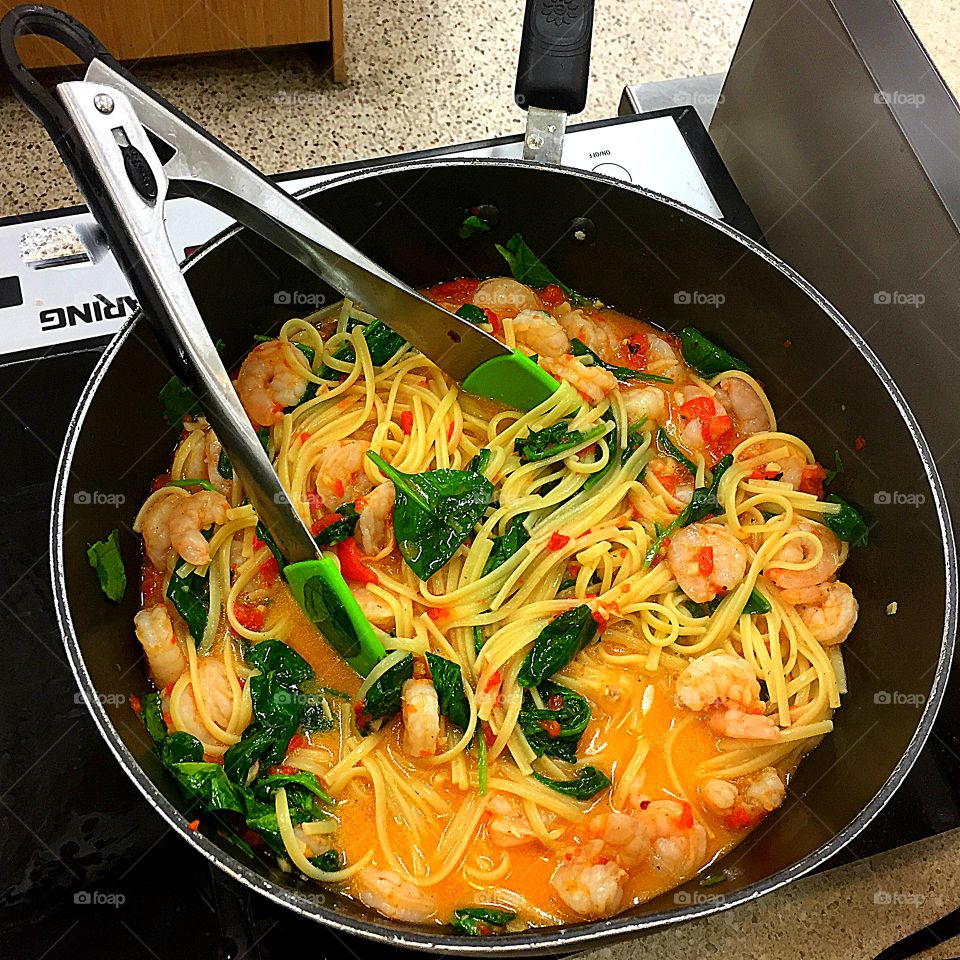 A simple pasta dinner that’s sure to please everyone. Here I stir A simple spicy shrimp pasta with spinach, red peppers and other spices that’s perfect for the summertime. 