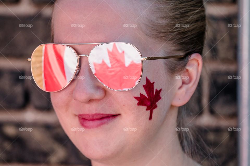Chica representando Canadá con lentes