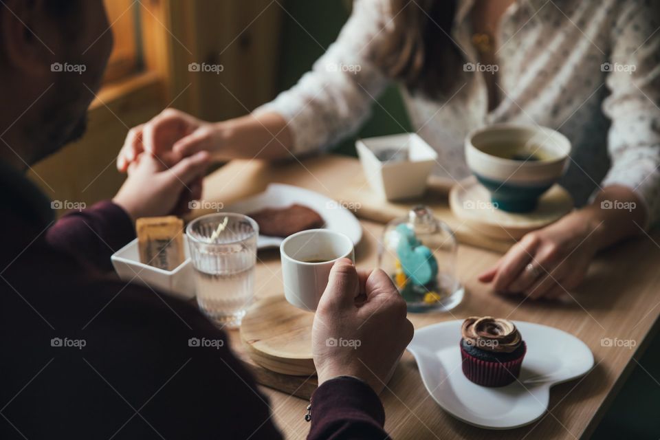 Pareja Feliz en cafetería