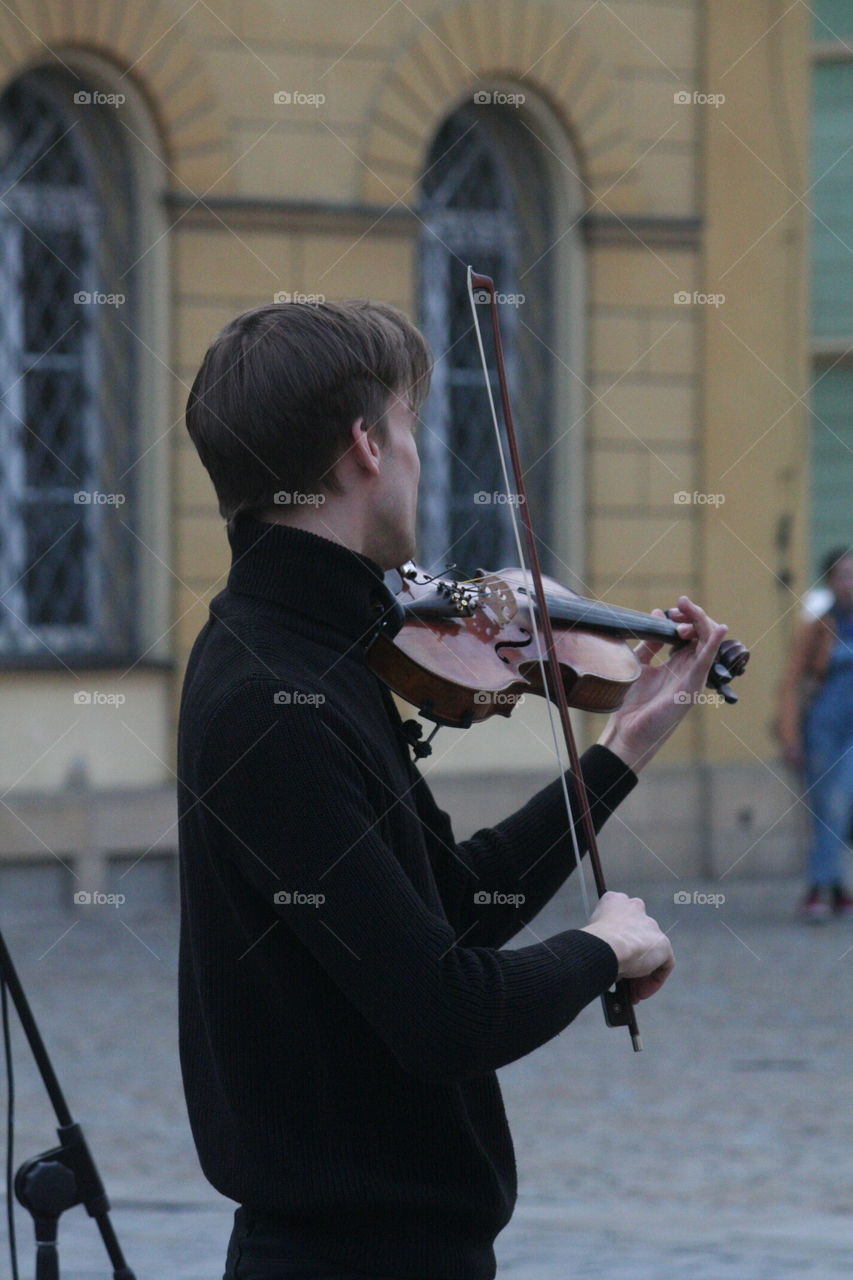 A talented violin player makes the atmosphere do romantic!