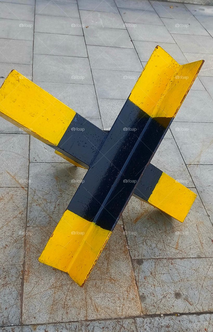 Metal em preto e amarelo