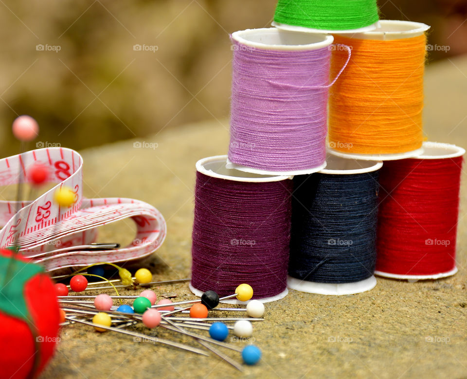 Multicolored thread spools and sewing instruments
