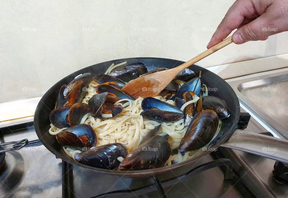 Linguine with mussels