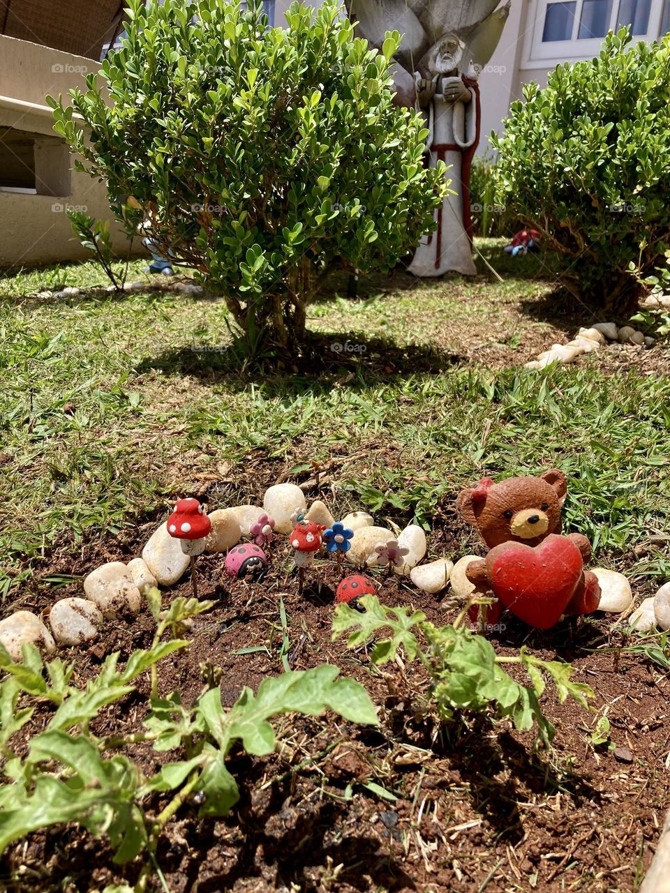 Caprichar na jardinagem é uma terapia muito boa!

Gramado cortado aqui em casa, com o "ursinho do coração" tomando conta do pé de melancia.

Que beleza! Pratique coisas que arejem a mente.