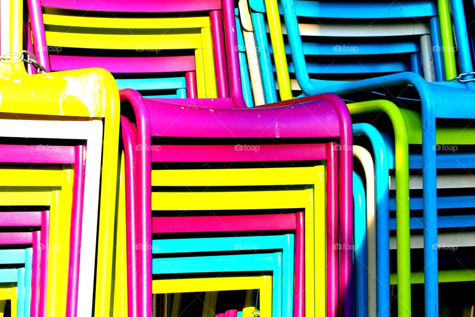 Farbige Stühle gestapelt