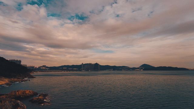 When the typhoon signal No.3 was raised , the surrounding environment was also very dim . ( 31st , October 2022 Hong Kong )☁️😶‍🌫️☁️🌬️🌀