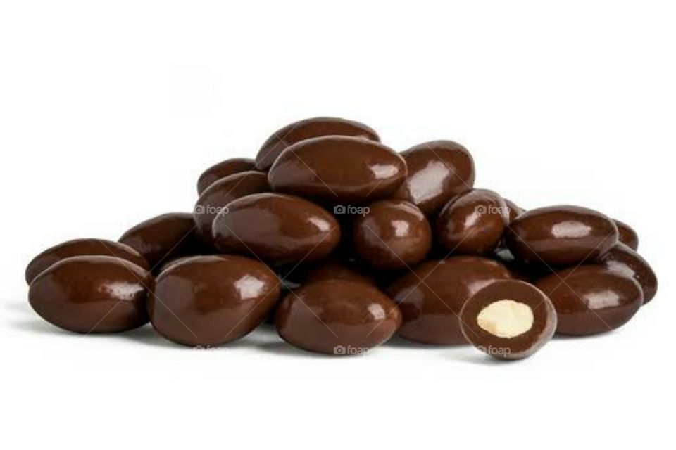 This dark chocolate-covered almonds create a heavenly matrimony between fine nuts and rich chocolate. 