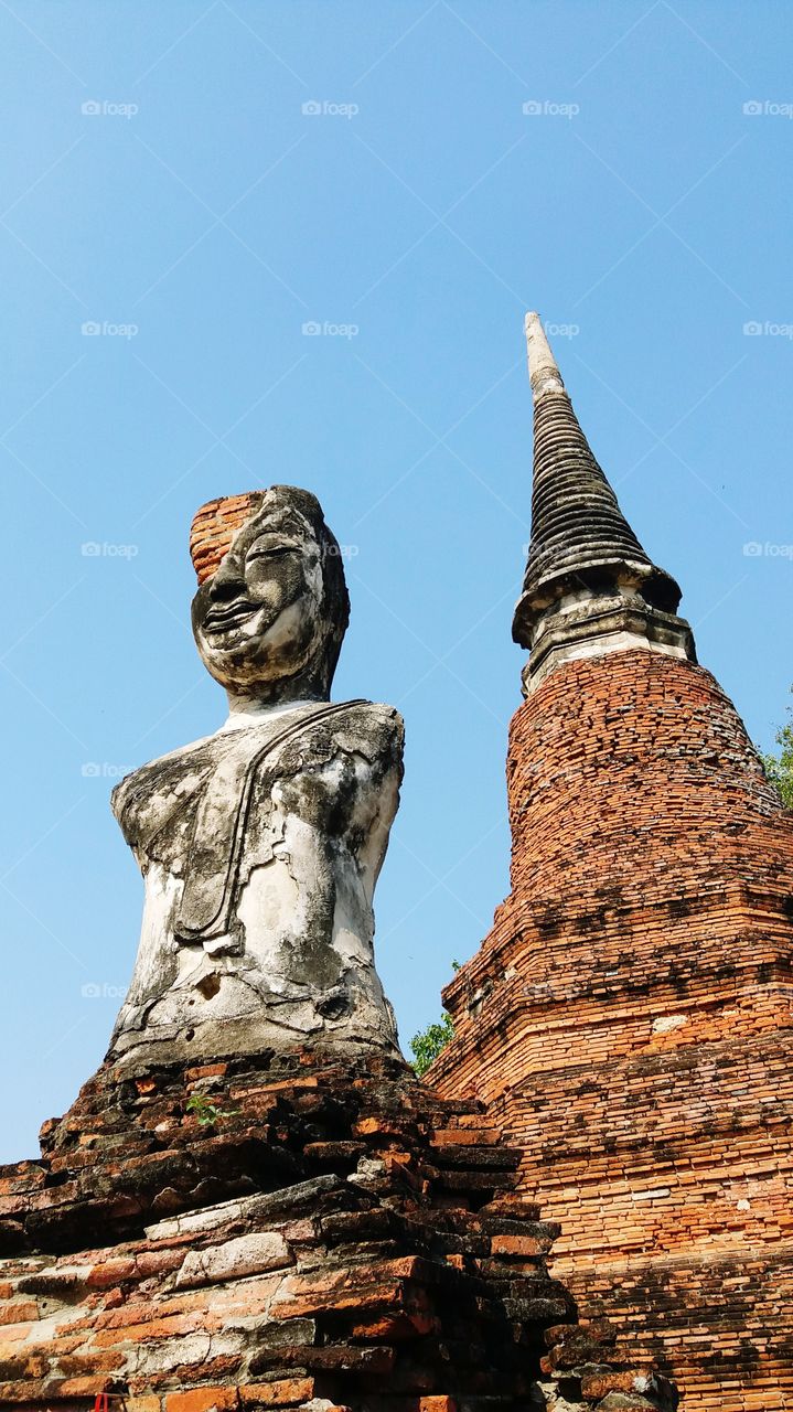 Bush's statue and pagoda