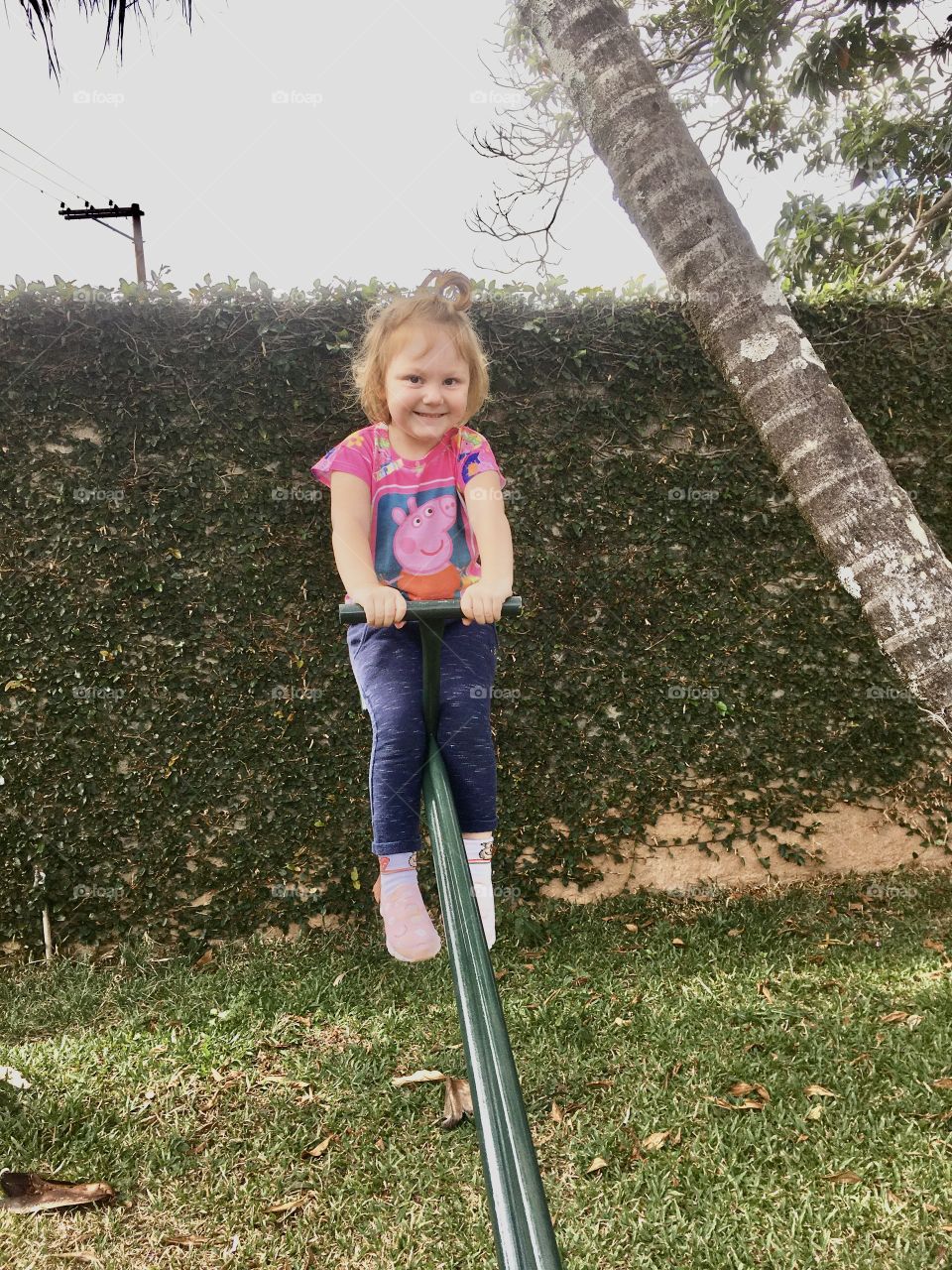 A very tasty smile! Amid so much technology, the pure and simple games like the seesaw still resist. / Um sorriso muito gostoso! Em meio a tanta tecnologia, as brincadeiras puras e simples como a da gangorra ainda resistem.