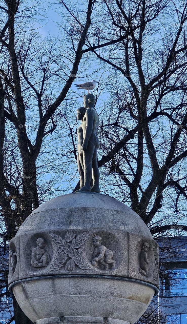 sculpture avec oiseau