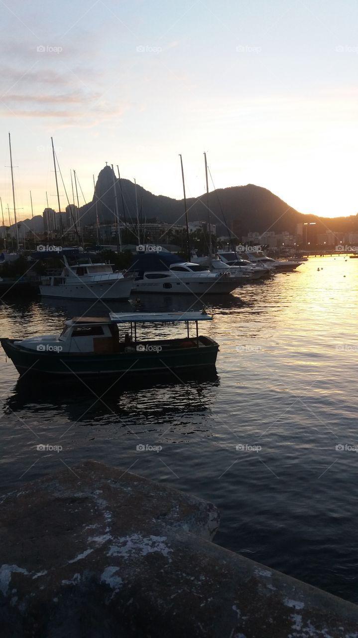 Barcos e pôr do sol na Urca, Zona Sul do Rio de Janeiro.