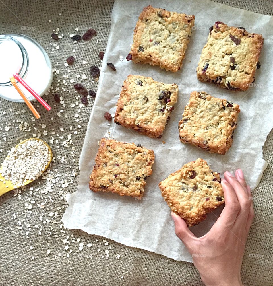 Flapjacks with raisins 