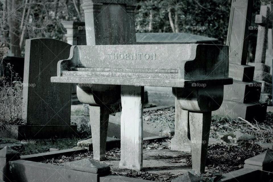 Piano gravestone
