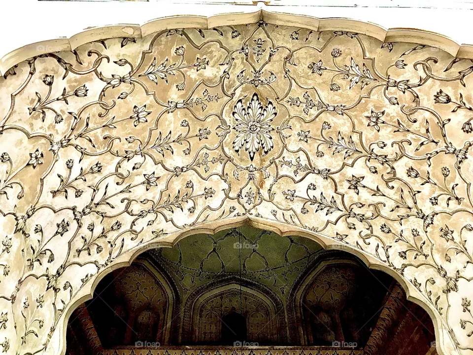Architectural detail, decorative arch at Lahore Fort, Pakistan 