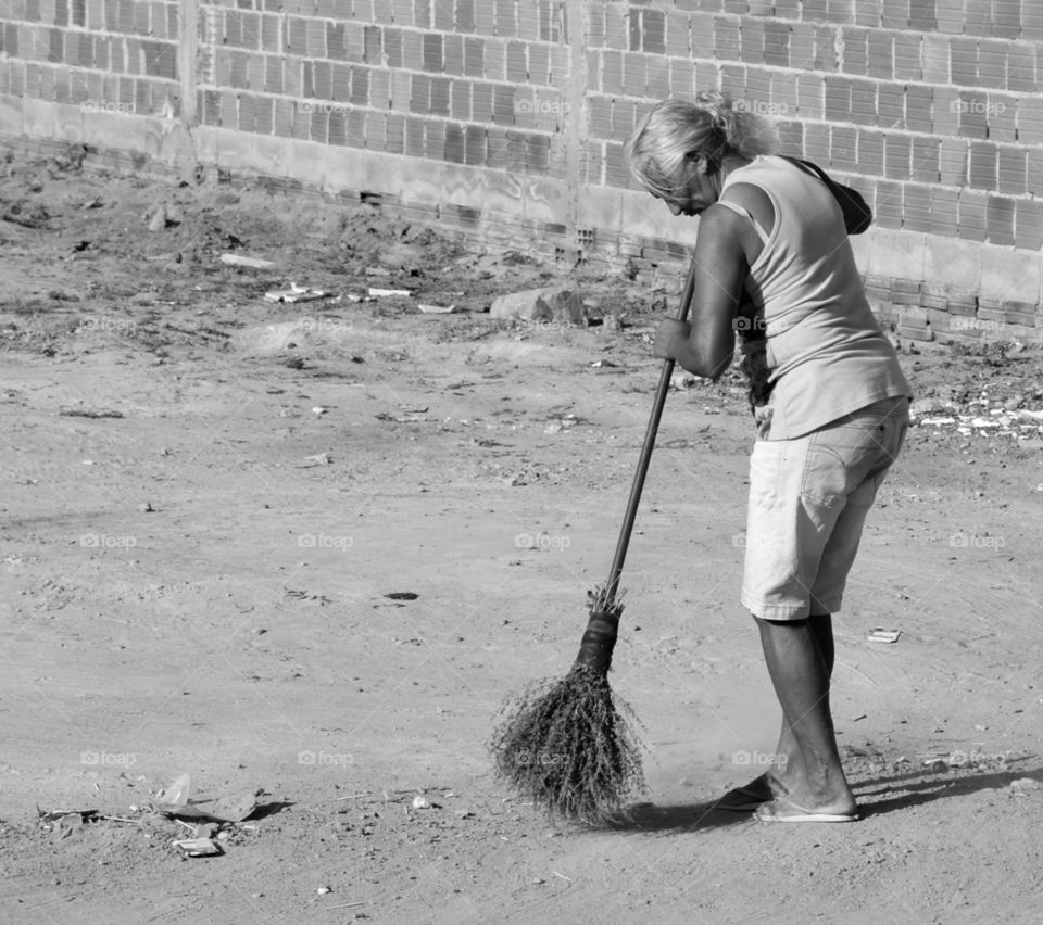 Tradição de varrer o terreiro com vassoura de palha.