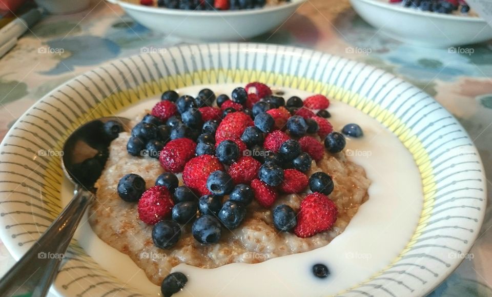 Porridge and fresh berries