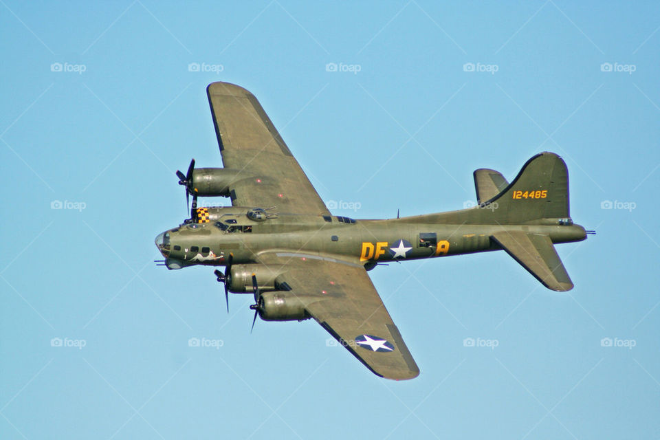 flying b fortress aeroplane by dannytwotaps