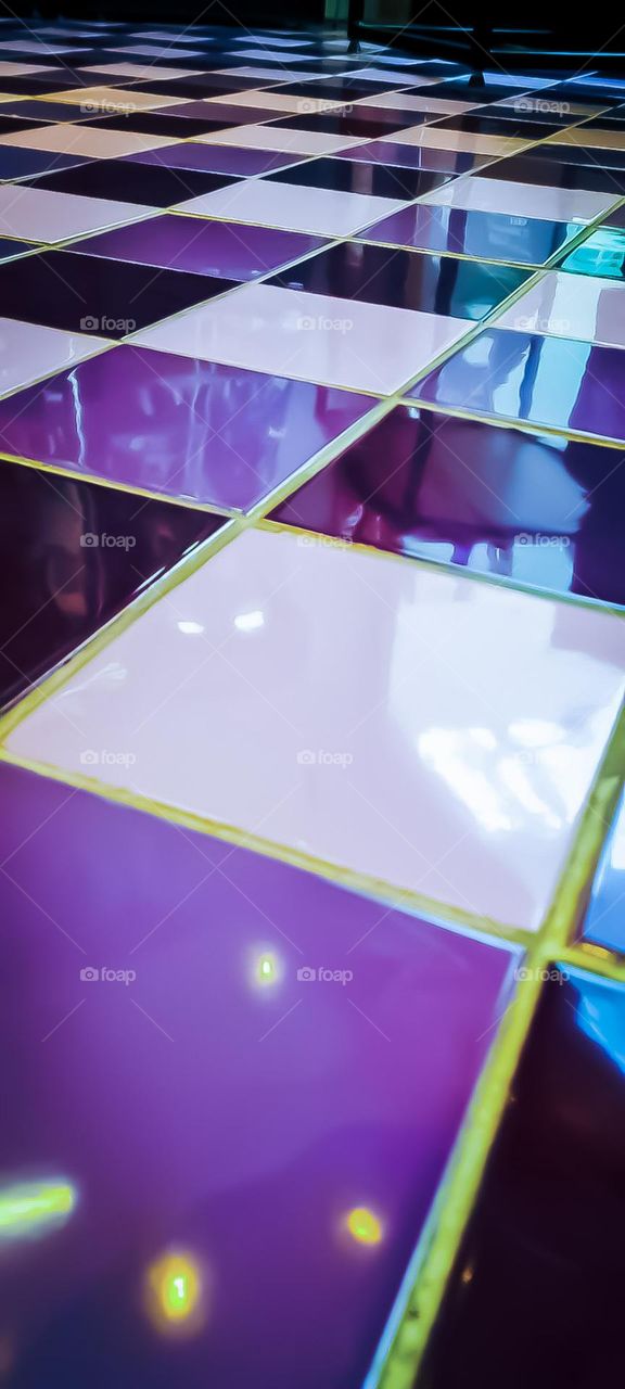 Floor with junction of tiles of 3 different colors, giving a modern and very beautiful look.
Piso com junção de azulejos de 3 cores diferentes, dando um visual moderno e muito bonito.