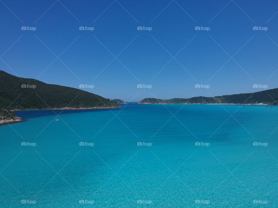 Paisagem aérea de Arraial do Cabo no Rio de Janeiro, Brasil. Lindo o azul do mar!